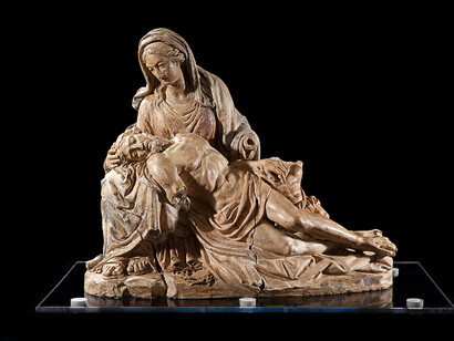 Michelangelo Buonarroti dit Michel-Ange (Attribué à)
Piéta, Dernière décennie du XVe siècle, Terre cuite, H.45 ; L.58 cm, Collection privée © D.R.
