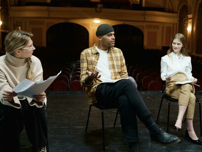 Spettacolo teatrale. Enrico Brignano e Nicola Piovani insieme in 'I Sette Re di Roma': un evento teatrale atteso