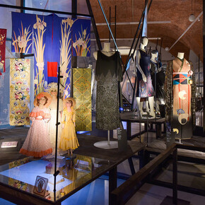 “A pocketful of dreams”. Art deco fashion in the collections of the State Hermitage Museum and Nazim Mustafayev, exhibition view. Courtesy of the State Hermitage Museum
