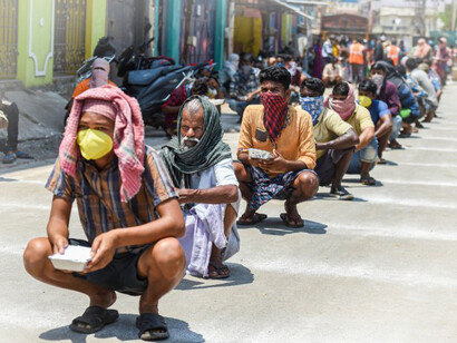Daily wager earners queuing for food: the weakest part of society are the main victims in any crisis