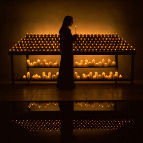 Bill Viola, Night Vigil, 2005/2009, Color rear-projection video diptych, two large screens mounted on wall in dark room, Overall projected image size. 6 ft 7 in x 17 ft 4 in (2.01 x 5.28 m), Room dimensions variable, 9.20 minutes, Performer Lisa Rhoden © Kira Perov, courtesy Bill Viola Studio
