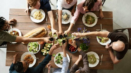 Una grande famiglia assieme a tavola. Gli errori dei padri o delle madri ricadono sui figli, il frutto non cade mai così lontano dall’albero