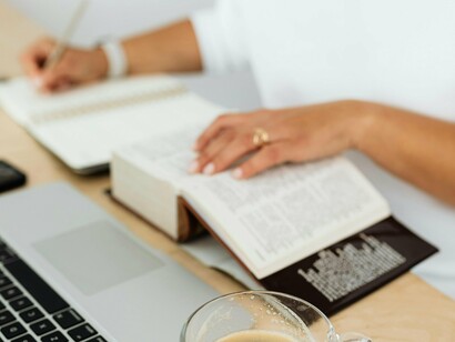 Iniziare a far consultare il dizionario ai bambini può essere uno stimolo per imparare nuove parole!