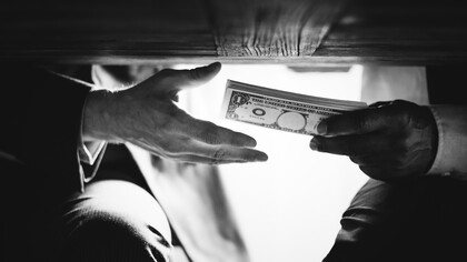 La discrétion dans les transactions illégales se fait souvent sous la table, où l'argent passe de main en main sans être vu