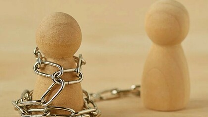 Mães que apresentam características narcisistas são aquelas que exibem um comportamento excessivamente centrado em si mesmas, buscando constantemente validação externa, reconhecimento e controle sobre o ambiente e as pessoas ao seu redor, incluindo seus próprios filhos. Nesse tipo de relação, a mãe narcisista trata o filho como um reflexo de suas próprias necessidades e desejos ao invés de tratá-lo como um indivíduo autônomo e com emoções próprias