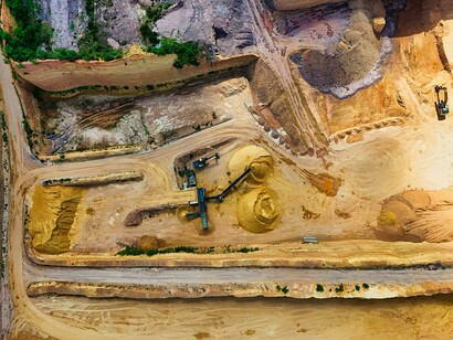 Caminhos abertos pela mineração revelam a dimensão da atividade industrial no território. Investidores internacionais exigem cada vez mais relatórios ambientais e sociais consistentes para financiar projetos desta magnitude