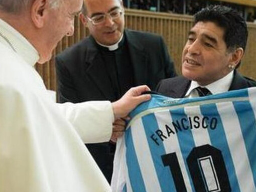Diego Armando Maradona consegna la maglia numero 10 a Papa Francesco