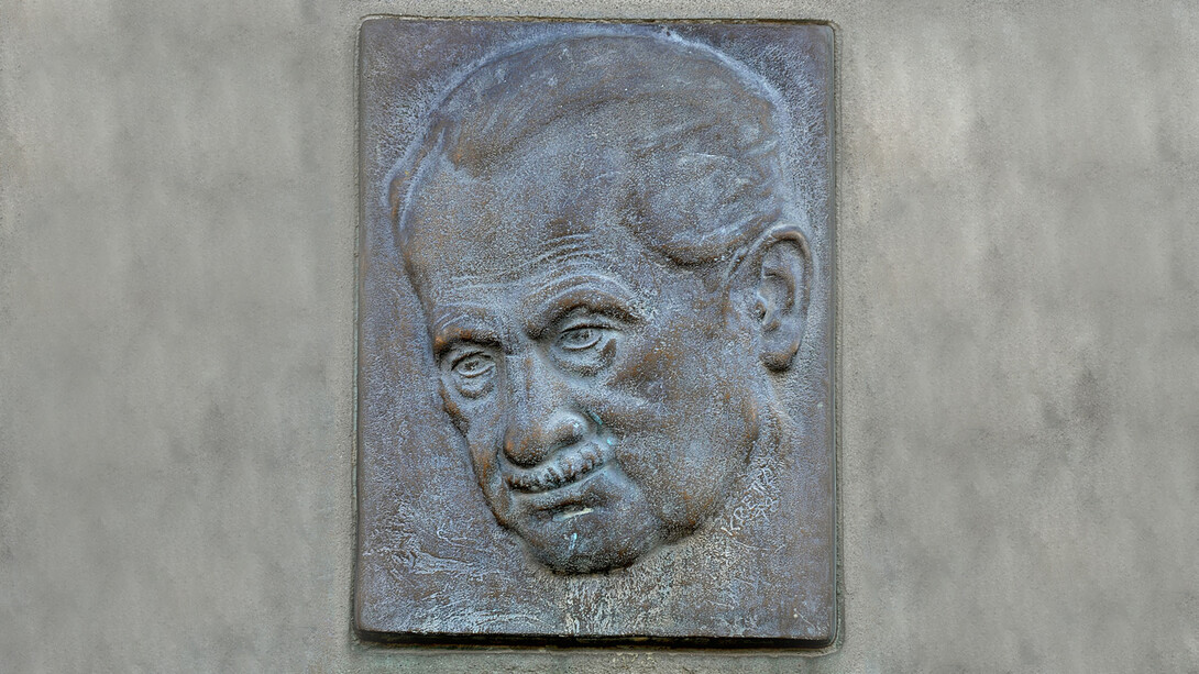 Ritratto di Martin Heidegger del 1978, targa commemorativa, casa Heidegger