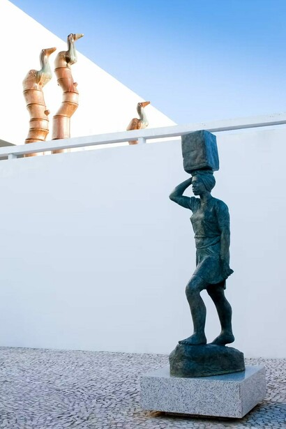 Sculpture courtyard, exhibition view. Courtesy of Museu Oscar Niemeyer