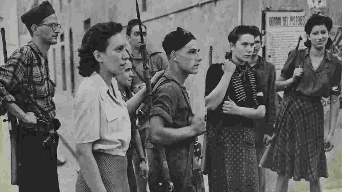 Centro di Documentazione Ebraica Contemporanea (CDEC), Press association inc., Israele bemporad con
un gruppo di partigiani il giorno della liberazione di pistoia l'8 settembre 1944, archivio degli antifascisti e partigiani ebrei. Per gentile concessione de Rete Fotografia