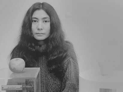 La artista japonesa, Yoko Ono, junto a su obra de 1966, «Manzana»