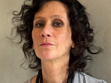 Barbara Codogno, qui in foto, nel romanzo "Perseveranza" affronta la mediocrità umana, l’egoismo e il risentimento attraverso il personaggio di Berto, un professore frustrato e narcisista