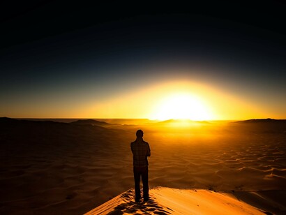 Un hombre contempla el atardecer