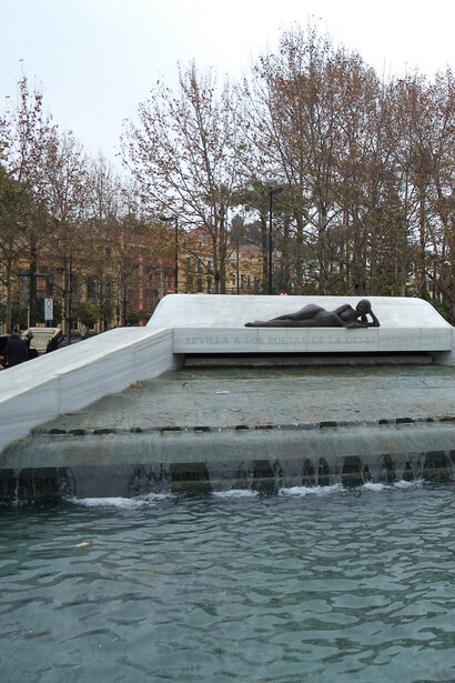 Fuente a los Poetas de la Generación del 27 en Puerta de Jerez, Sevilla, España