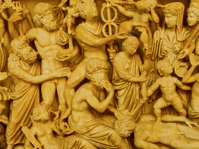 Prometeo (sentado) creando al hombre, sarcófago romano de época romana