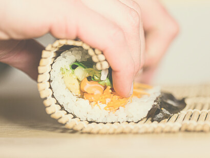 Sushi roll: este plato es uno de los más reconocidos de la gastronomía japonesa y uno de los más populares internacionalmente