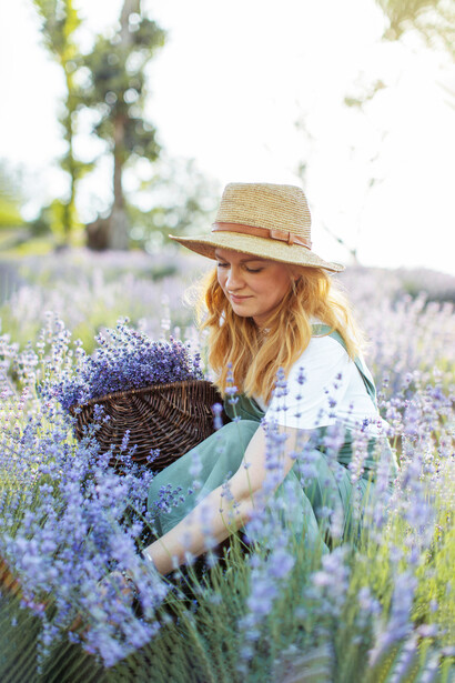 Jardinera recolectando flores. Cuando conectamos con nuestra energía, nuestra forma de ver la vida cambia
