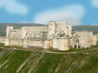 Iría a Siria porque le atormentaba la respuesta egoísta de la civilizada Europa. Porque cada agujero negro que exhibía el mundo nos hacía peores como especie, nos avergonzaba ante el resto de los habitantes del planeta. Crac de los Caballeros, Syria

