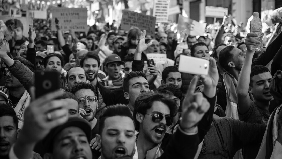 Grupo de pessoas reivindicam direitos com a oposição