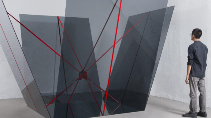 Jose Dávila (*1974), A cube symbolically has no middle point, 2017