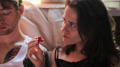 Descubra como identificar e superar o Transtorno Obsessivo Amoroso, que pode paralisar a vida e causar dependência emocional. Aprenda sobre os sinais, causas e tratamentos para restaurar seu bem-estar emocional e relações saudáveis