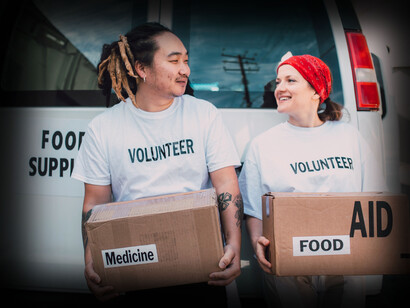 Voluntários levam doações de remédios e comidas
