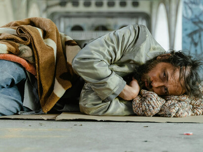 Resolver la pobreza significa que la gente pueda pagar el alquiler, tener pan en la mesa, y poder participar en la vida social