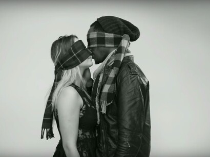 Dois jovens com os olhos vendados