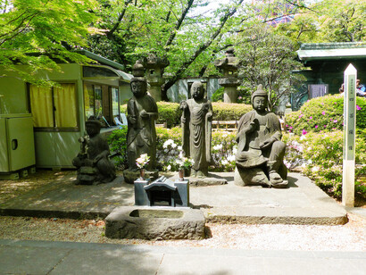 Grupo escultórico en un cementerio de Tokio, Japón. Fotografía: Felipe Sérvulo