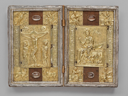 Reliquiendiptychon, erste Öffnung ,Frankreich, 14. Jh., mit späteren Veränderungen, Reliefs: Silber, getrieben und vergoldet; Einband: Samt, Seiden- und Metallstickereien; verschiedene Holzarten, Malerei, Klosterarbeit, Bergkristall, Glas, Hinterglasmalerei, Schmucksteine, Museum Schnütgen, Foto: RBA/P.Schwarz