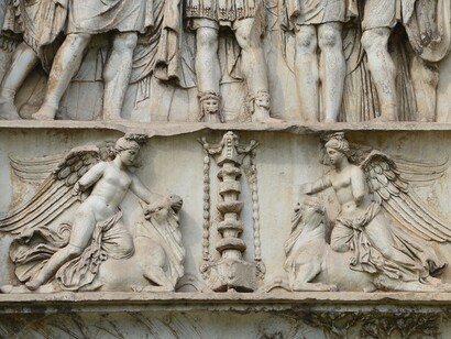 L'Arco di Traiano non è solo un monumento celebrativo, ma anche un'opera d'arte, con le sue intricate decorazioni che rappresentano un apice della scultura romana. Dettaglio dei rilievi: Nike che sacrifica un toro. Arco di Traiano, Benevento, Italia


