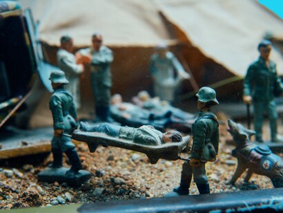 La propaganda e il linguaggio contribuiscono a legittimare la violenza