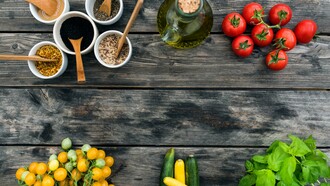 Diversos pratos de salada. Tanto a OMS (Organização Mundial da Saúde), quanto o Guia Alimentar da População Brasileira - que já falei mais detalhadamente num artigo anterior - falam sobre a maneira como o consumo de vegetais é importante para a reduzir o risco de desenvolver doenças crônicas, melhorar a saúde intestinal, além de toda a riqueza de nutrientes que encontramos nesses alimentos, ajudando a fortalecer o sistema imunológico, melhorar a saúde da pele e regular funções corporais, entre outros tantos benefícios