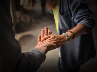 Porgere la mano. Empatia: la persona empatica comprende lo stato mentale di un’altra persona, è di fondamentale importanza non confonderlo con l’altruismo o con il buonismo