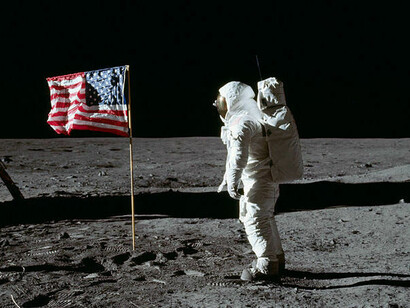 Aldrin saluda la bandera