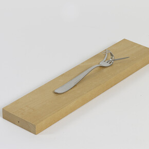 Bruno Munari (1907-1998)
Forchetta parlante, 1958-1991, Ed. 18/20
Garfo torcido sobre madeira
[Bent fork on wood]
15 x 7 x 3 cm [5 7/8 x 2 3/4 x 1 1/8 in.] 
