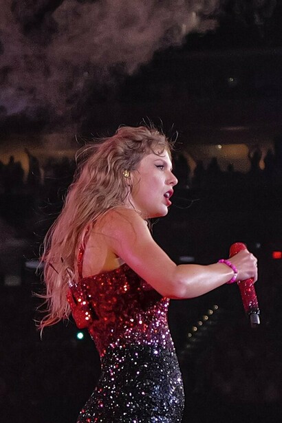 Taylor Swift interpretando "I knew you were trouble" durante el "Eras Tour", agosto de 2023
