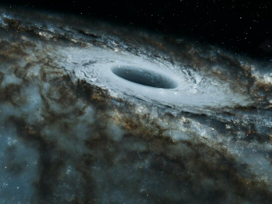 Um buraco negro rodeado por estrelas em espiral revela a dimensão misteriosa do cosmos. No artigo, o infinito surge como metáfora da busca humana por sentido, criação e transcendência. A literatura transforma esse infinito em pensamento, poesia e imaginação que evoca o fascínio humano pelo incomensurável