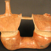 Botella silbato asa puente. Representación arquitectónica

Materiales: Cerámica

Preclásico Tardío 1000 - 300 a.C.

Medidas: 220 mm de alto x 290 mm de largo