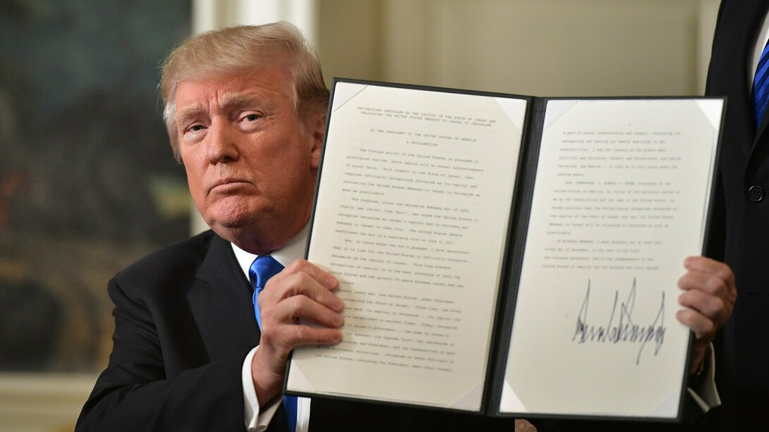 Trump muestra el decreto con su firma por el cual EEUU reconoce oficialmente a Jerusalén como capital de Israel