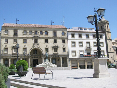 Cerca de 10.000 personas se dieron cita para acompañar al “flaco de Úbeda” en su regreso a la ciudad que lo vio nacer hace 76 años, en un espectáculo que mezcló emoción, nostalgia y celebración de toda una trayectoria artística sobre las tablas. Plaza de Andalucía, Úbeda, Jaén, España