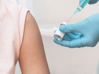 Un doctor preparándose para aplicar una vacuna. La inmunidad adaptativa proporciona una defensa específica y de larga duración contra los patógenos