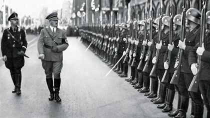 Heinrich Himmler (izquierda) y Adolf Hitler revisando una asamblea de la guardia personal de Hitler