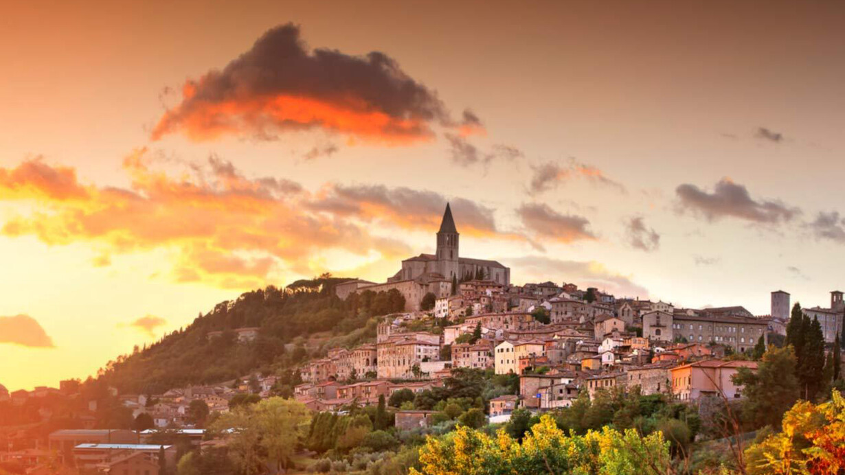Veduta di Todi al tramonto