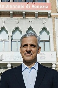Adriano Pedrosa é o primeiro latino-americano a dirigir a Bienal de Veneza, trazendo uma perspectiva inclusiva com a exposição "Foreigners Everywhere", que celebra diversidade cultural, questões indígenas e arte queer