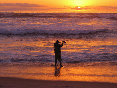 Homem no entardecer na praia de Cabo Polônio, Uruguay