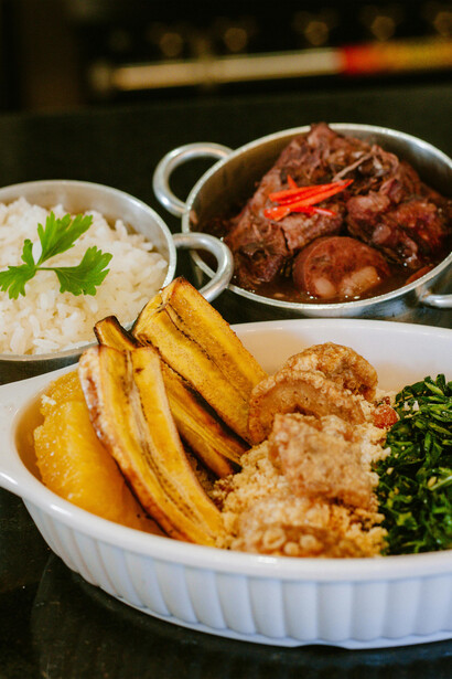 Porção de feijoada. A feijoada parece estar presente em várias regiões e nas mais variadas versões