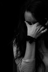 Pour combler ses carences, un pervers narcissique, dont l'estime de soi est déficiente, trouvera en une victime à plus faible estime de soi, l'opportunité de supérioriser la sienne en poussant sa victime vers le bas 