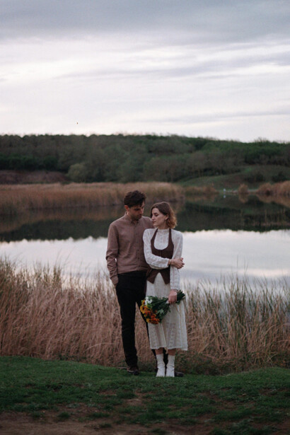 Lo vio salir. “¡Jm! Se animó, el pillo”, pensó, mordiéndose el labio superior con los incisivos