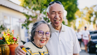 Casal oriental juntos há mais de 60 anos sorriem em um dia ao ar livre